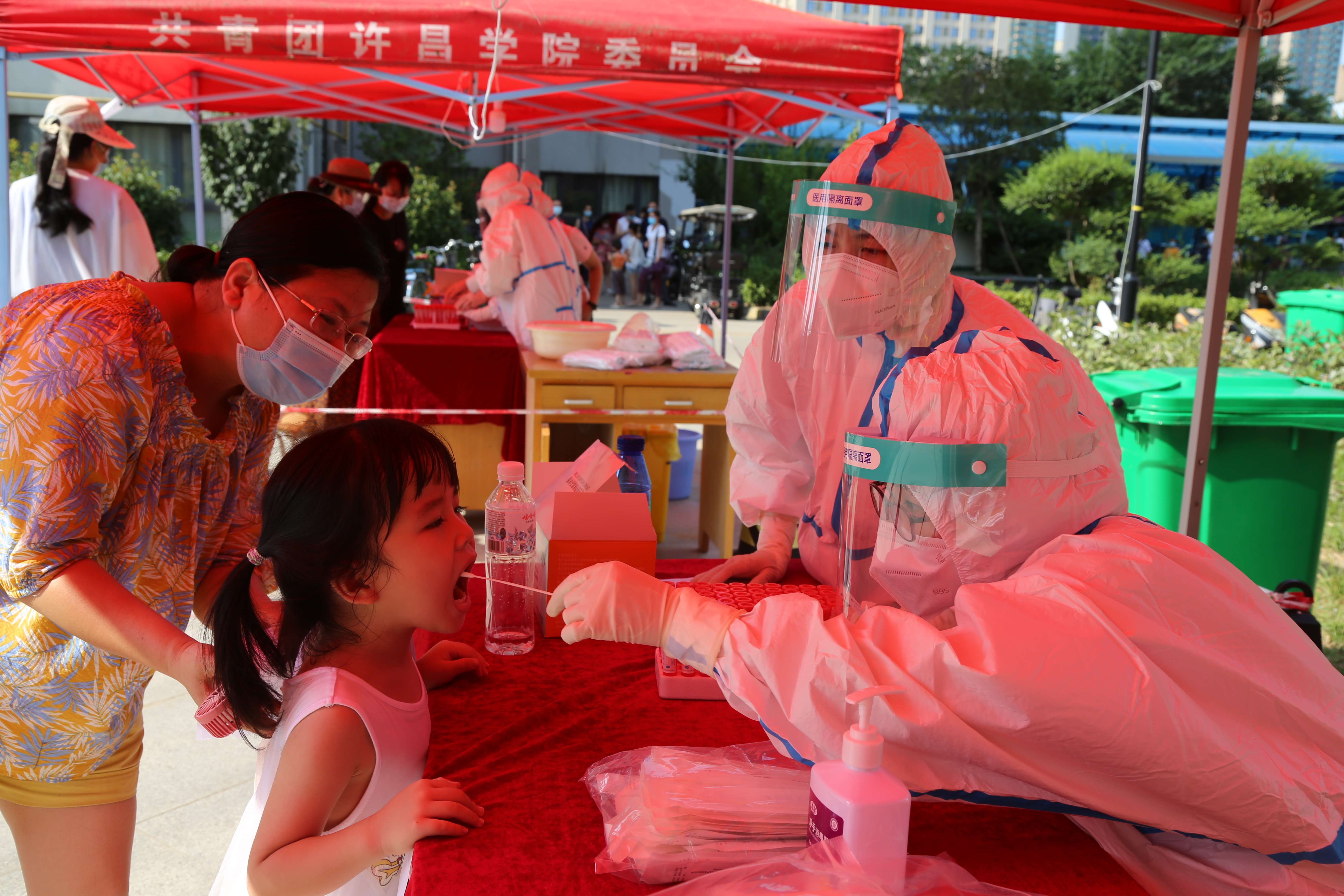 【北京一核酸采样人员确诊/北京核酸检测累计采样2297万人】-第1张图片